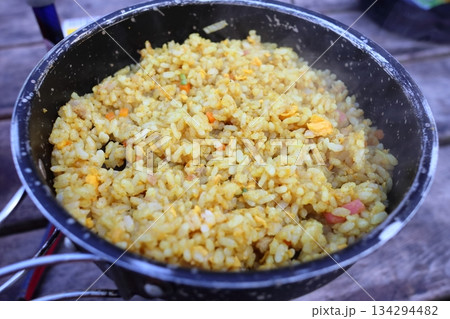 アウトドアで作るドライカレー 134294482