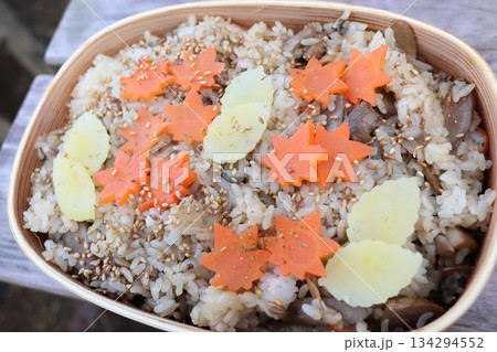 曲げわっぱに入った炊き込みごはん弁当 曲げわっぱに入った炊き込みごはん弁当 134294552