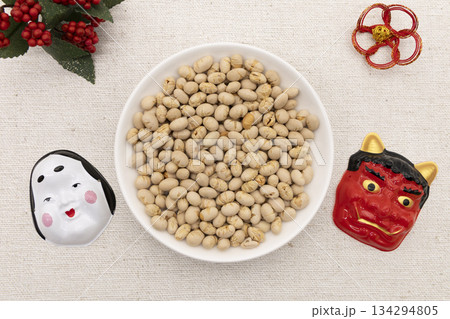 煎り大豆と赤鬼・おかめの置物 節分の豆まきのイメージ 煎り大豆と赤鬼・おかめの置物 節分の豆まきのイメージ 134294805