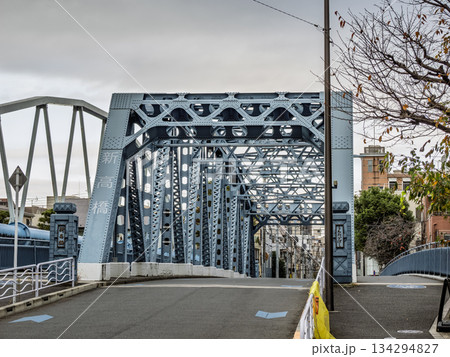 小名木川に架かる「新高橋」の橋名表示 小名木川に架かる「新高橋」の橋名表示 134294827