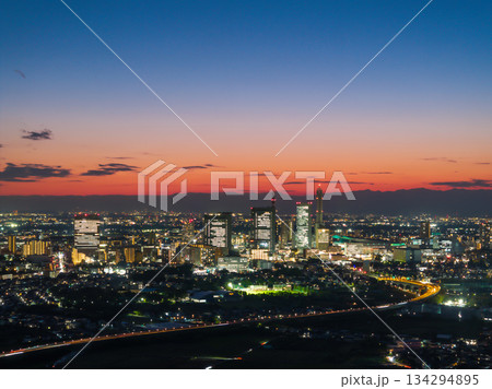 空撮「埼玉県」見沼田んぼから望むさいたま新都心 夕景 空撮「埼玉県」見沼田んぼから望むさいたま新都心 夕景 134294895