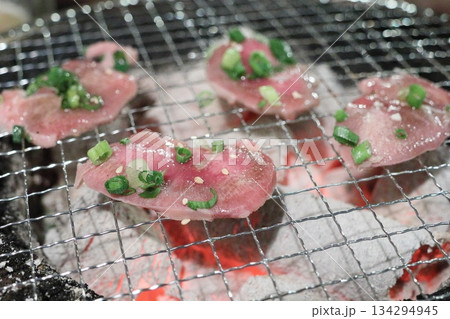 黒毛和牛牛タン焼肉 134294945