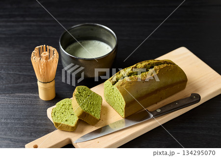 カットした抹茶パウンドケーキ 134295070