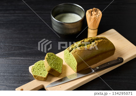 カットした抹茶パウンドケーキ 134295071