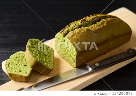 カットした抹茶パウンドケーキ カットした抹茶パウンドケーキ 134295073