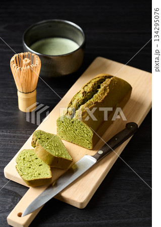 カットした抹茶パウンドケーキ 134295076