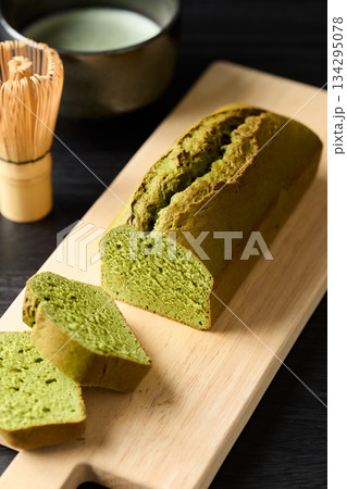 カットした抹茶パウンドケーキ 134295078