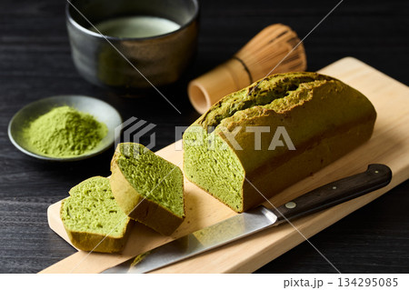 カットした抹茶パウンドケーキ 134295085