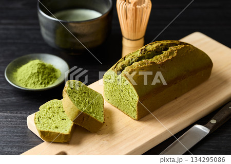 カットした抹茶パウンドケーキ 134295086