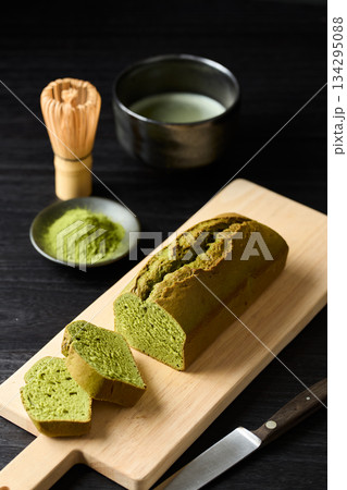 カットした抹茶パウンドケーキ カットした抹茶パウンドケーキ 134295088