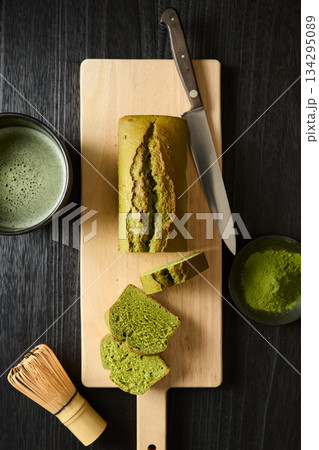 カットした抹茶パウンドケーキ 134295089