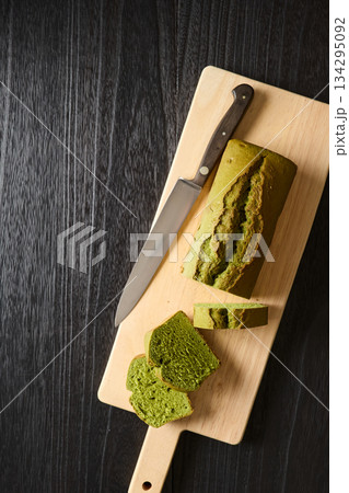 カットした抹茶パウンドケーキ カットした抹茶パウンドケーキ 134295092