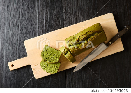カットした抹茶パウンドケーキ カットした抹茶パウンドケーキ 134295098