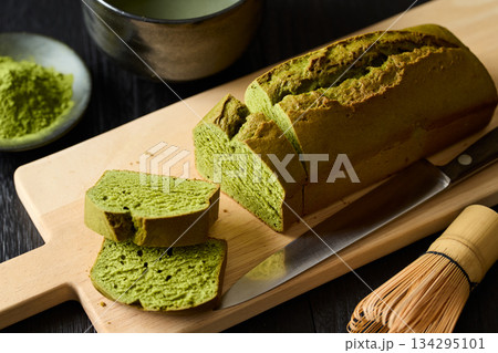 カットした抹茶パウンドケーキ カットした抹茶パウンドケーキ 134295101