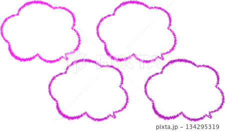 ピンク色のクレヨンで描いた吹き出しセット。雲の形をしていて、色々なピンク色がある。手描き風でかわいい ピンク色のクレヨンで描いた吹き出しセット。雲の形をしていて、色々なピンク色がある。手描き風でかわいい 134295319