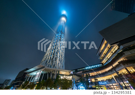 「東京都」雨雲に包まれる東京スカイツリー 墨田区 「東京都」雨雲に包まれる東京スカイツリー 墨田区 134295381