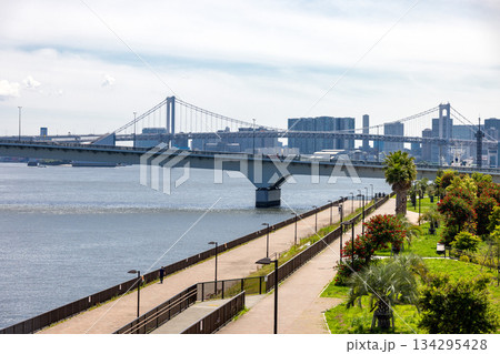 東京湾岸エリアの緑豊かな晴海緑道公園 東京湾岸エリアの緑豊かな晴海緑道公園 134295428