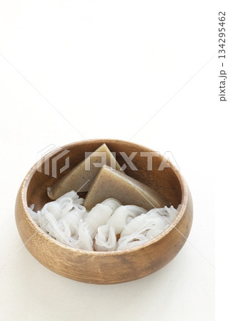コンニャクとしらたき 134295462
