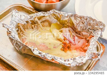 トースターで簡単サーモンのホイル焼き 134295485