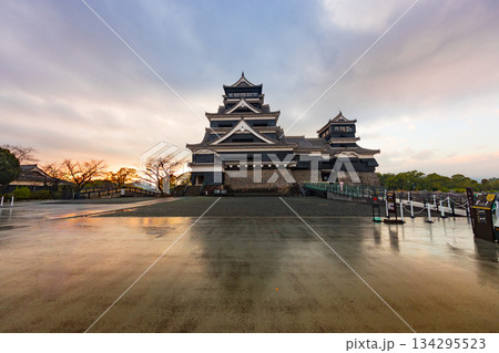 夕焼けに染まる熊本城 夕焼けに染まる熊本城 134295523