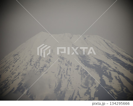 冠雪した富士山山頂 134295666