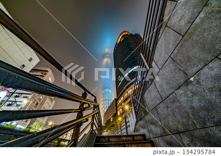「東京都」雨雲に包まれる東京スカイツリー 墨田区 「東京都」雨雲に包まれる東京スカイツリー 墨田区 134295784