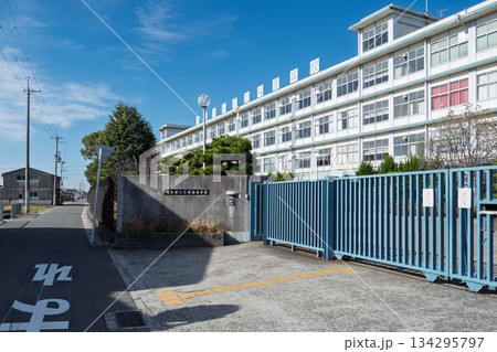 大阪府立松原高校：多様な学びを提供する総合学科の校舎と学校生活 正面全景 134295797