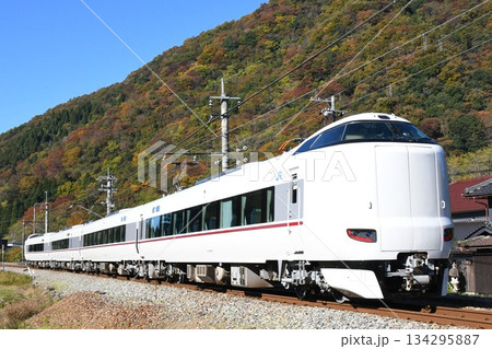 城崎温泉へ向けて山陰本線をゆく287系の特急きのさき号 城崎温泉へ向けて山陰本線をゆく287系の特急きのさき号 134295887