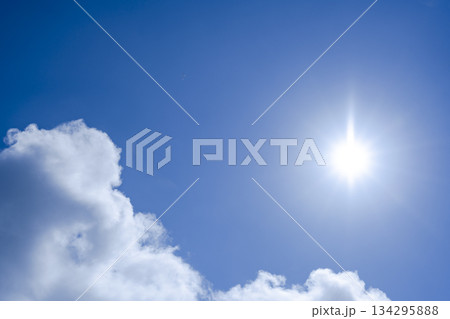 夏の空 太陽と雲 横浜 夏の空 太陽と雲 横浜 134295888