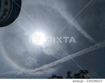 ベトナムの日暈と飛行機雲 134296037