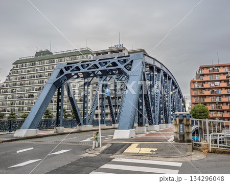 小名木川に架かる「西深川橋」の親柱と銘板 134296048