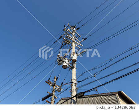 街中に建つ電柱と送電線 134296068