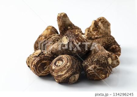 白バックのさといも 134296245