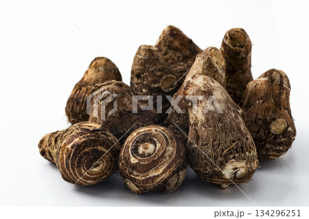 白バックのさといも 134296251