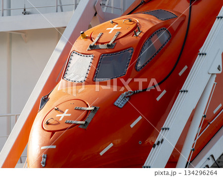 船に搭載された自由降下式救命艇 134296264