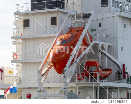 船に搭載された自由降下式救命艇 134296265