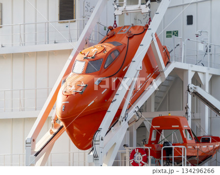 船に搭載された自由降下式救命艇 134296266