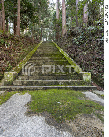 階段が続く飛鳥川上坐宇須多岐比売命神社の参道 134296482