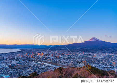(静岡県)沼津の街並みと富士山 夕景 (静岡県)沼津の街並みと富士山 夕景 134296737