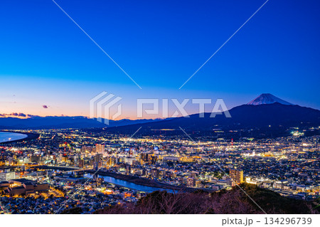 (静岡県)沼津の街並みと富士山 夕景 (静岡県)沼津の街並みと富士山 夕景 134296739