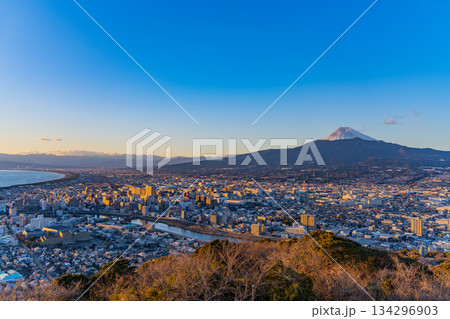 （静岡県）沼津の街並みと富士山　夕景 134296903