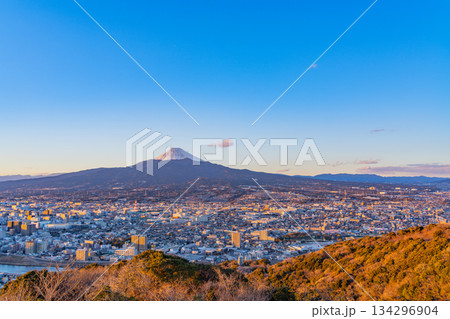 （静岡県）沼津の街並みと富士山　夕景 134296904