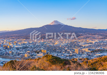 （静岡県）沼津の街並みと富士山　夕景 134296906