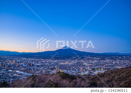 （静岡県）沼津の街並みと富士山　夕景 134296911