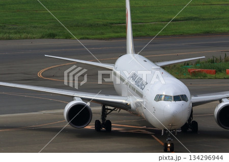 スポットに向かう旅客機　ジェット機　空港　到着イメージ　出発イメージ 134296944