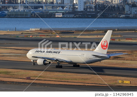 滑走路に向かう旅客機 出発イメージ 日本航空 JAL 滑走路に向かう旅客機 出発イメージ 日本航空 JAL 134296945