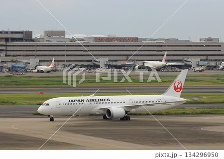 滑走路に向かう旅客機　ジェット機　空港　旅イメージ　出発イメージ 134296950