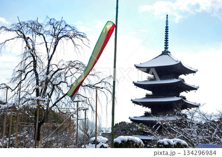 雪の積もった東寺　五重塔 134296984