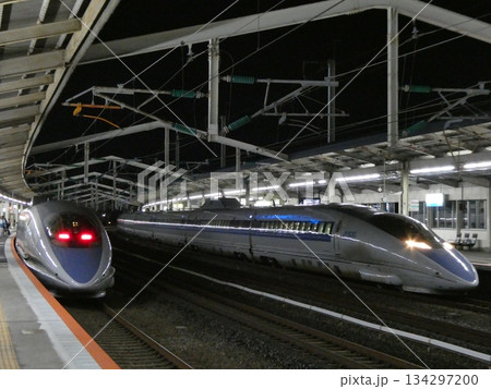 徳山駅で並ぶ新幹線500系 134297200