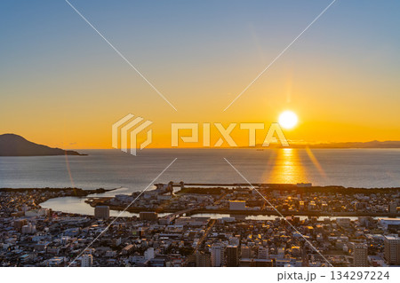 (静岡県)沼津の街並みと駿河湾に落ちる太陽 (静岡県)沼津の街並みと駿河湾に落ちる太陽 134297224